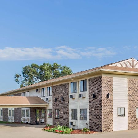 Super 8 By Wyndham Madison Hotel Exterior photo