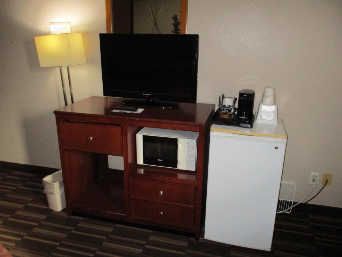 Super 8 By Wyndham Madison Hotel Exterior photo