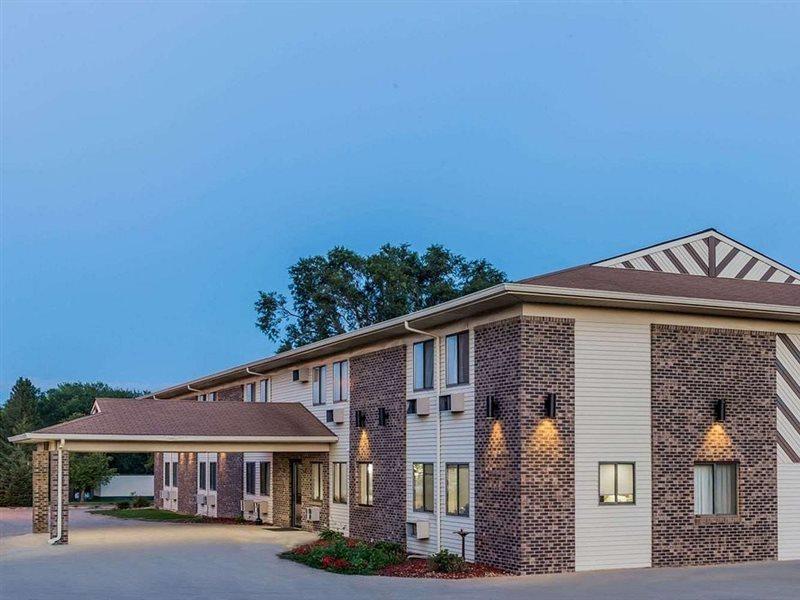 Super 8 By Wyndham Madison Hotel Exterior photo