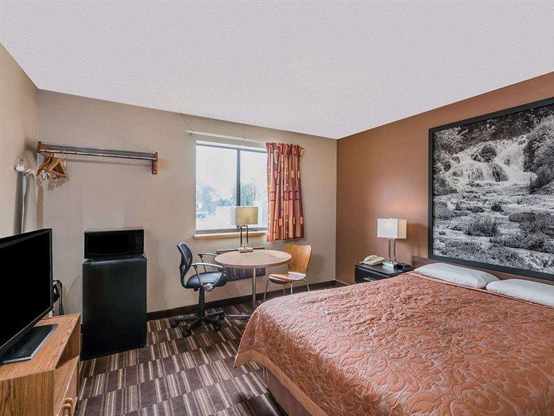 Super 8 By Wyndham Madison Hotel Exterior photo
