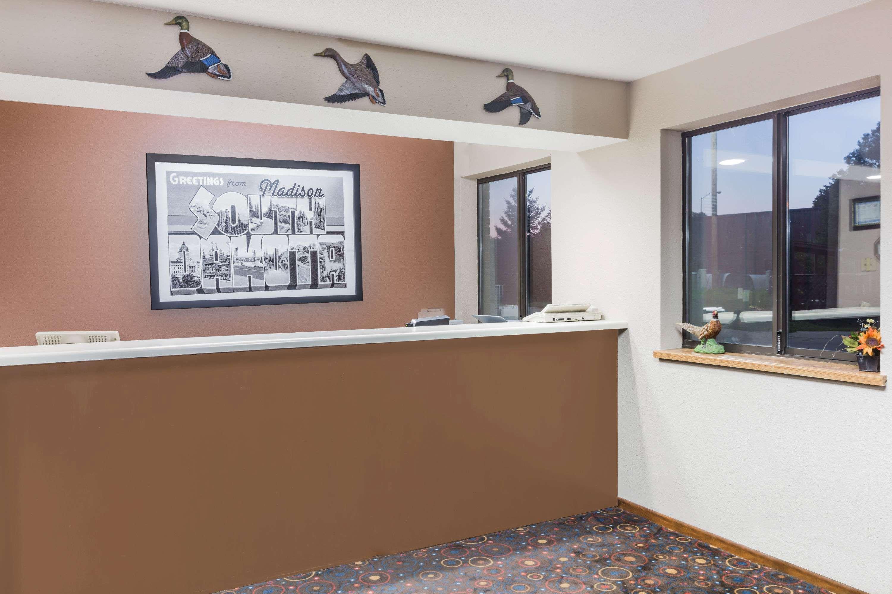 Super 8 By Wyndham Madison Hotel Exterior photo