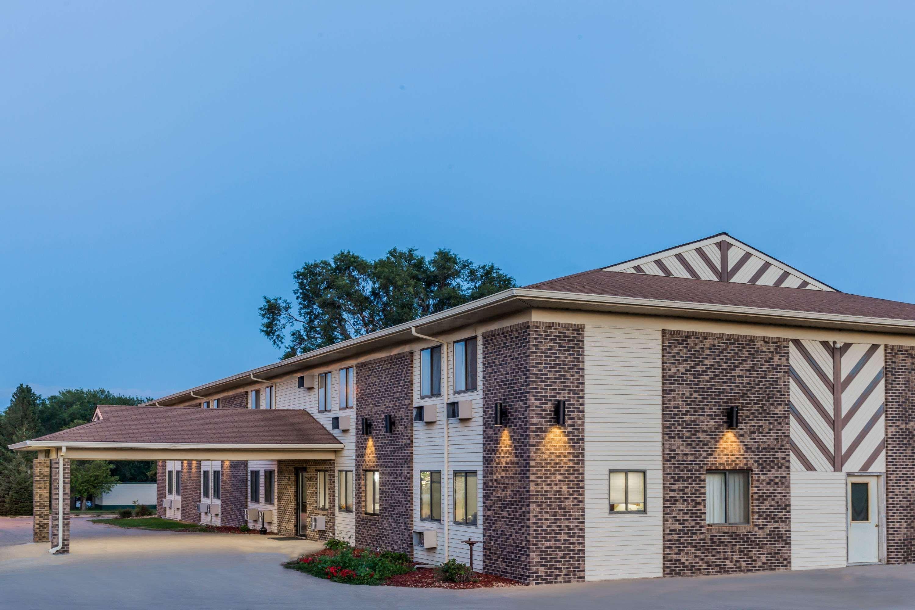 Super 8 By Wyndham Madison Hotel Exterior photo