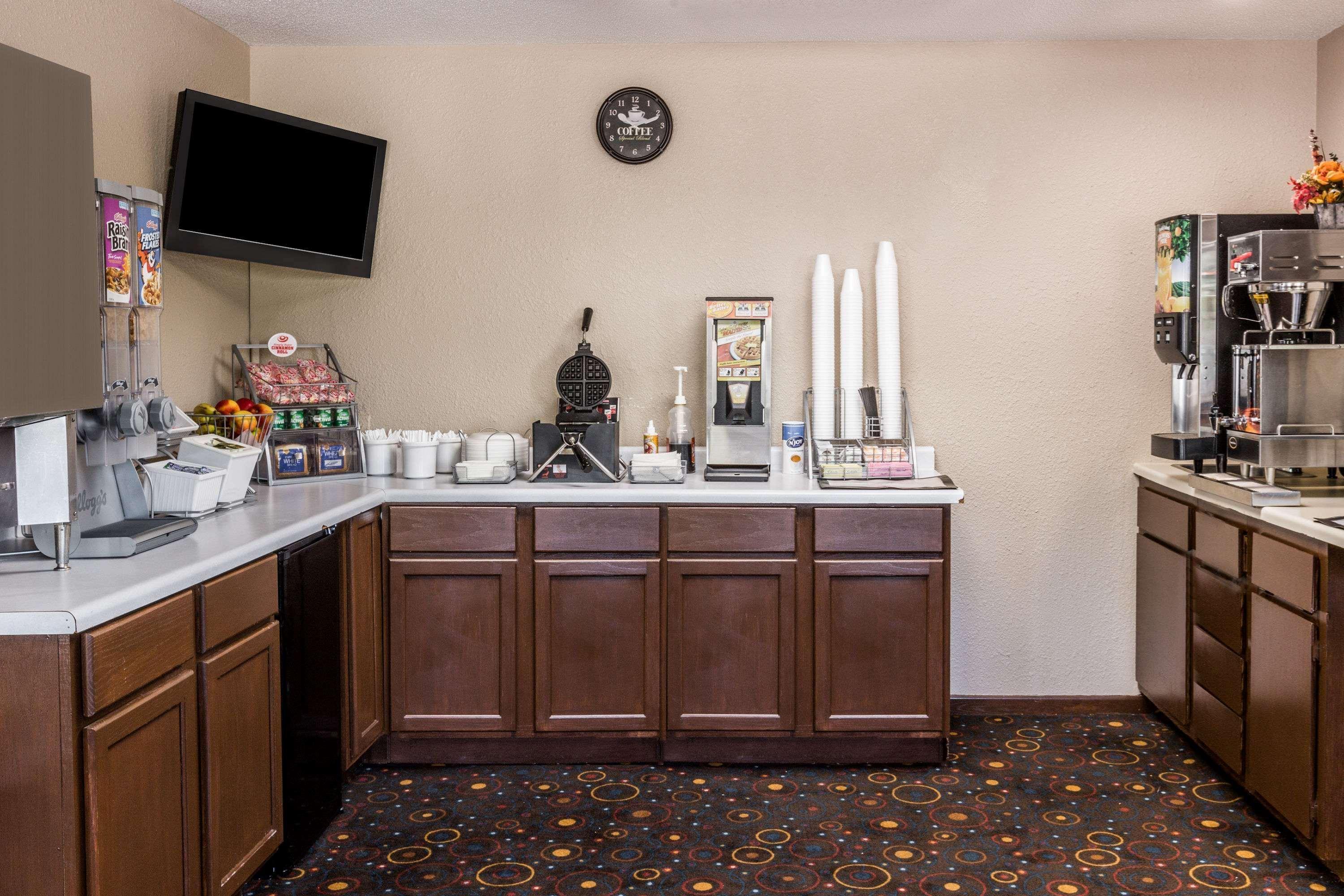 Super 8 By Wyndham Madison Hotel Exterior photo