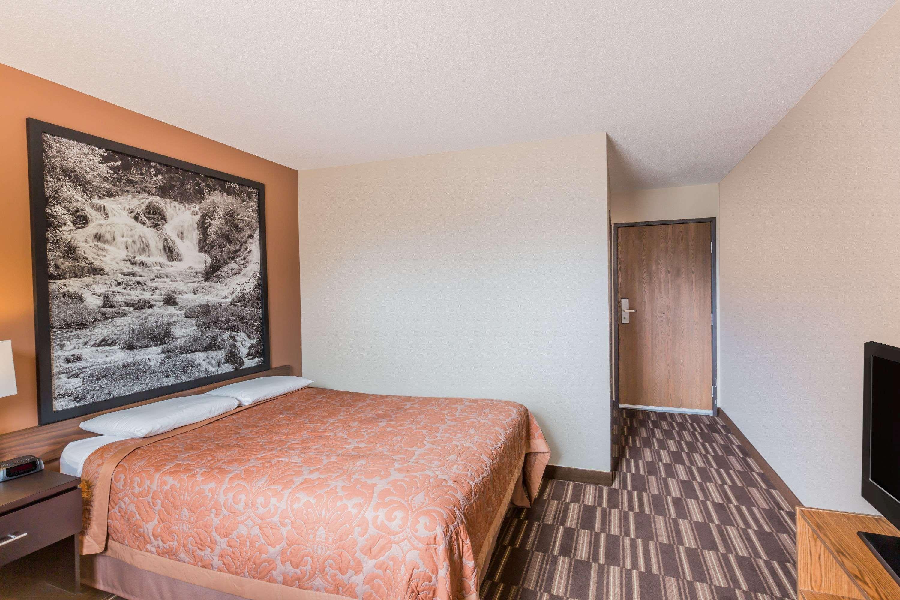 Super 8 By Wyndham Madison Hotel Exterior photo