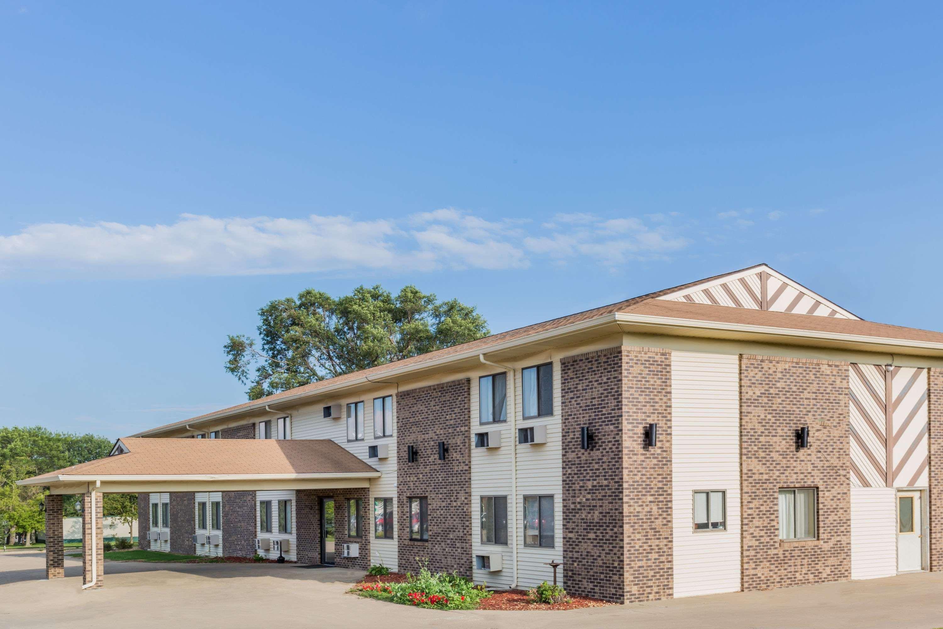 Super 8 By Wyndham Madison Hotel Exterior photo