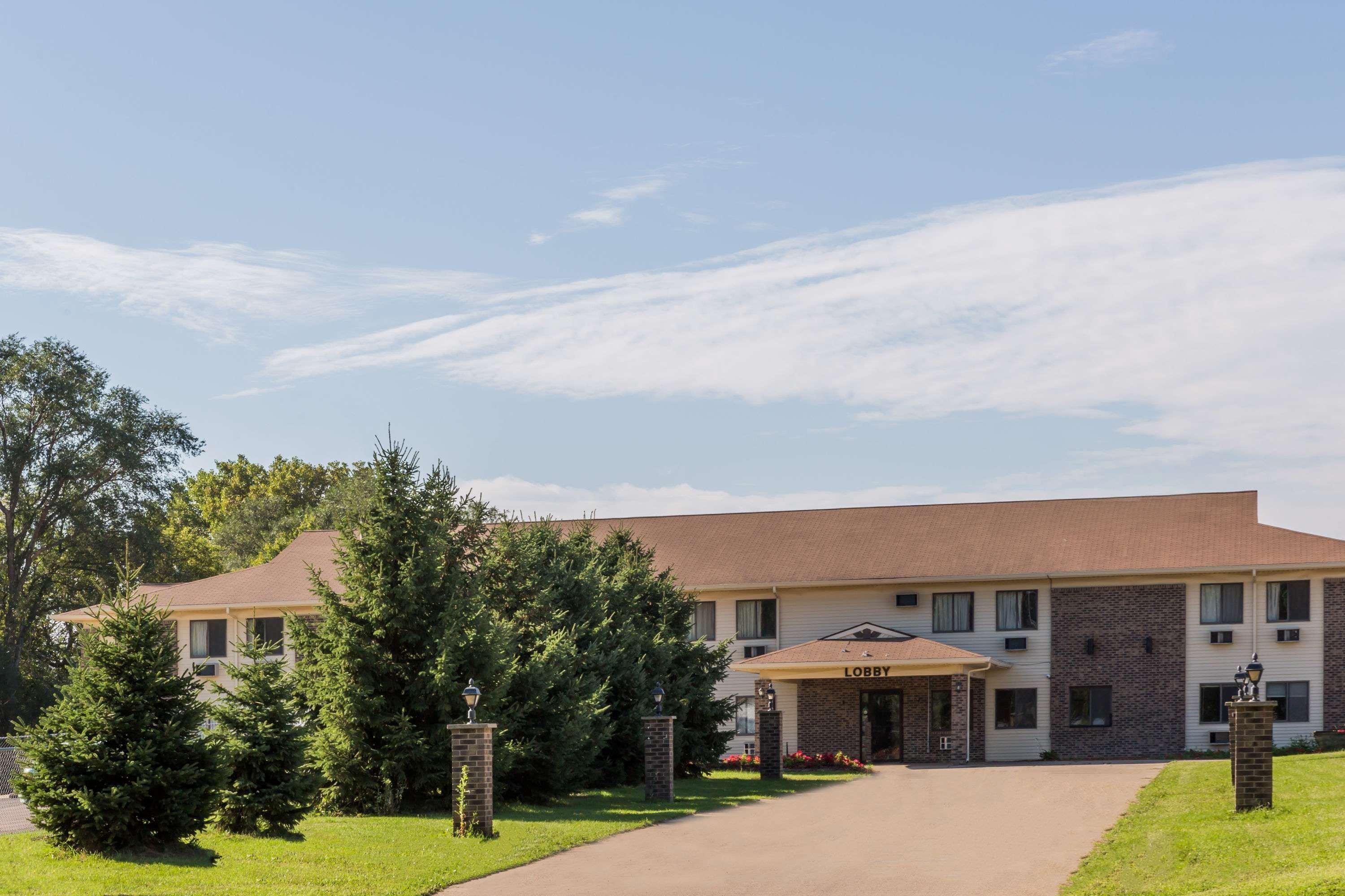 Super 8 By Wyndham Madison Hotel Exterior photo